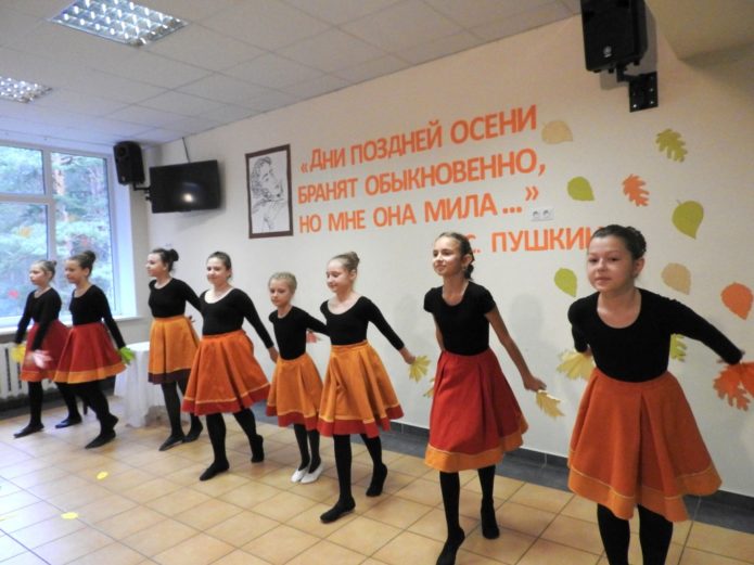 Выступление девочек на празднике «Пушкинская осень»