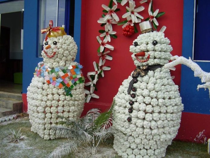 Снеговики из пластиковых бутылок