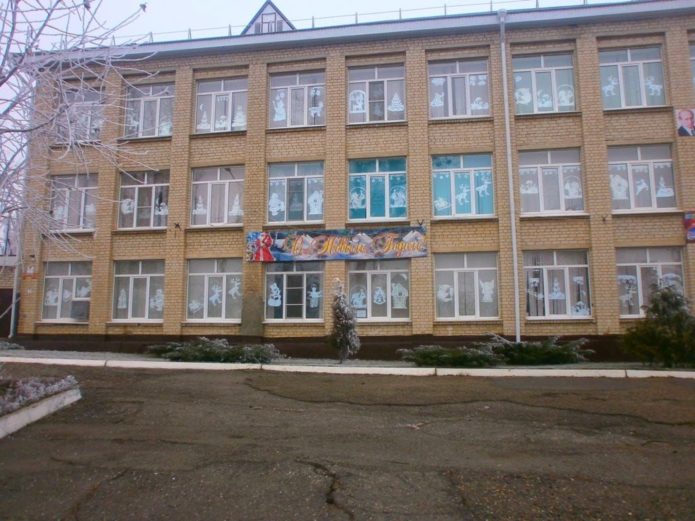 Украшение фасада школы к Новому году