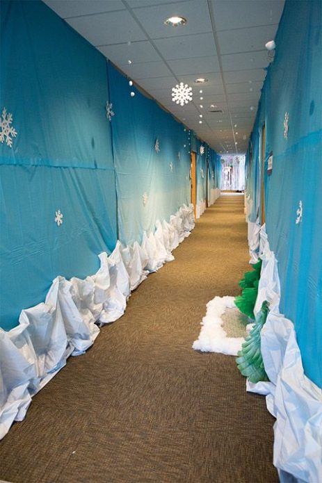 Украшение коридоров в школе к Новому году