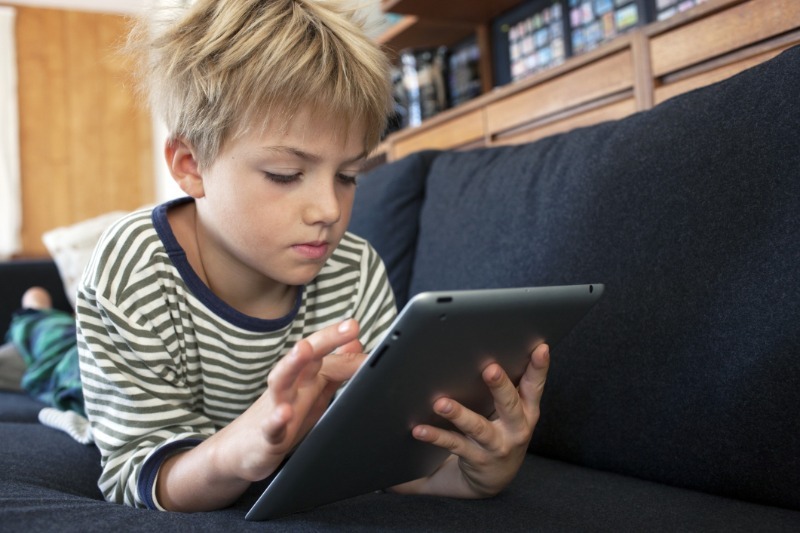 Битва за планшет: как убедить ребенка отложить гаджет и занять его чем-то другим