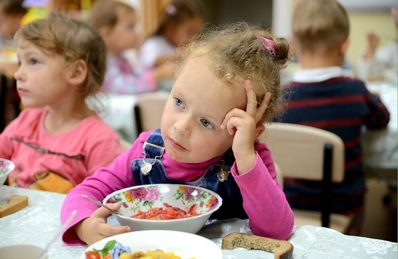 Без хлеба насущного: почему дети не едят в школьных столовых?