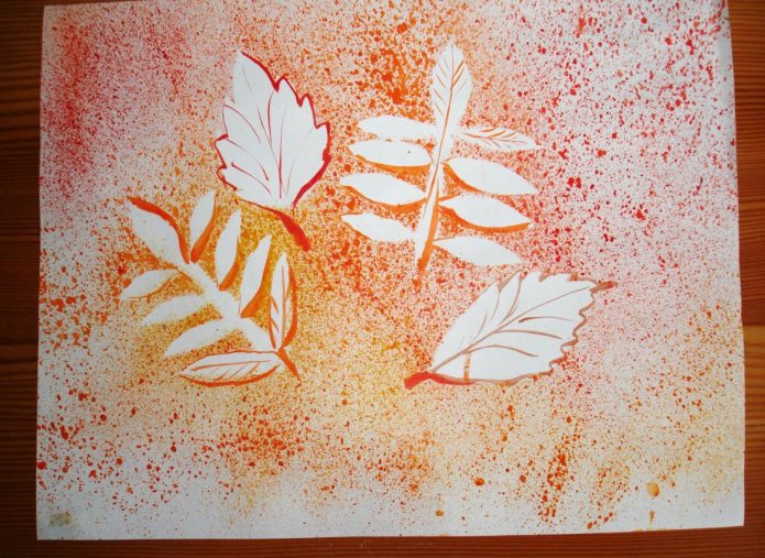 Рисунок листьев, созданный с помощью брызг