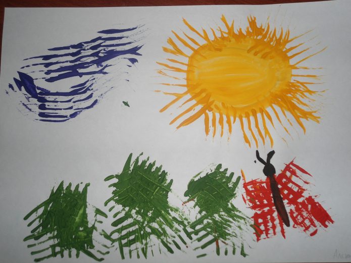 На детском рисунке солнце, деревья, бабочка