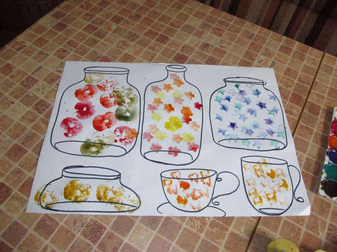 Рисунок сосудов, наполненных яблоками, цветами и звёздочками