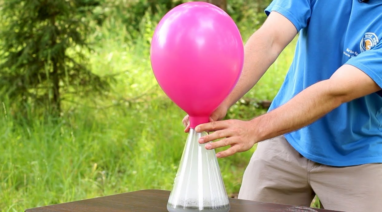 Как создать воздушный шарик. Надуваем воздушные шары. Надуваем шары гелием. Надутый воздушный шарик. Надувает воздушный шар.