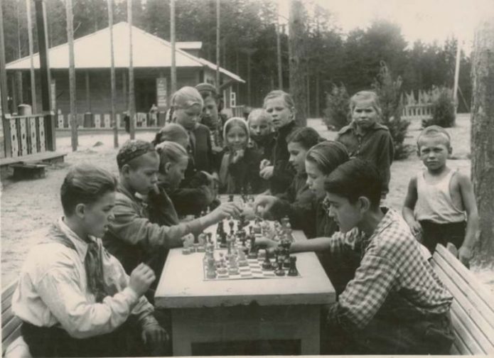 Ребята играют в шахматы