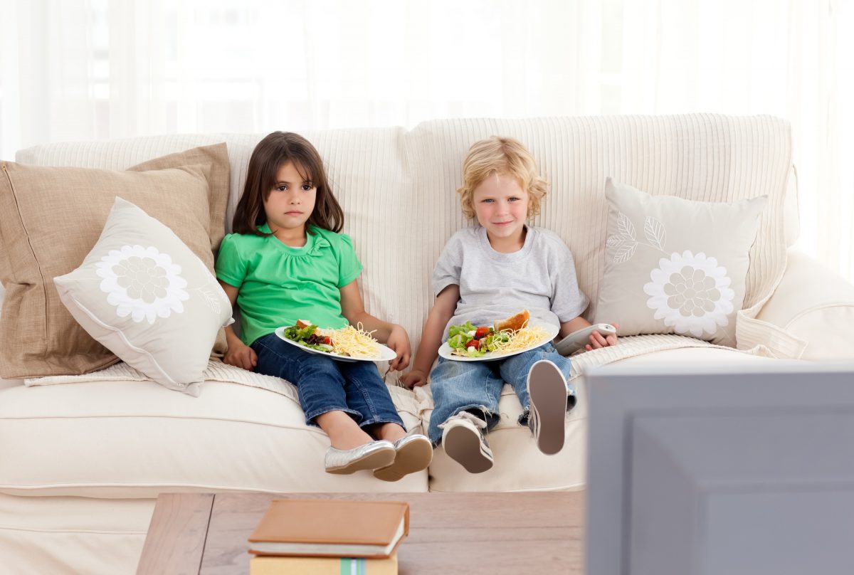 Стоит ли разрешать ребенку есть перед телевизором