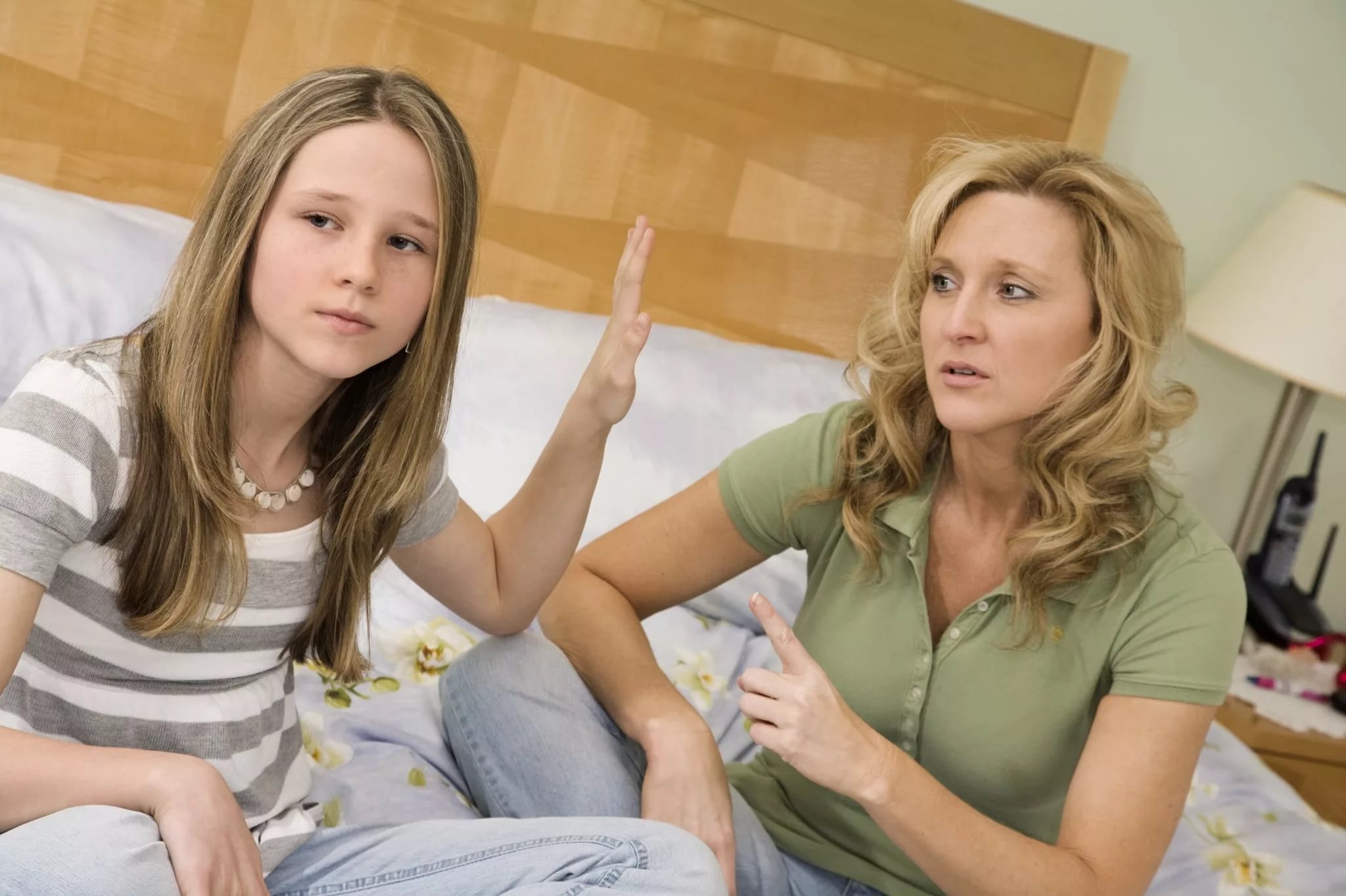 Dad daughter teen. Мама и подросток. Подростки и родители. Подростковый кризис. Подросток ссорится с мамой.