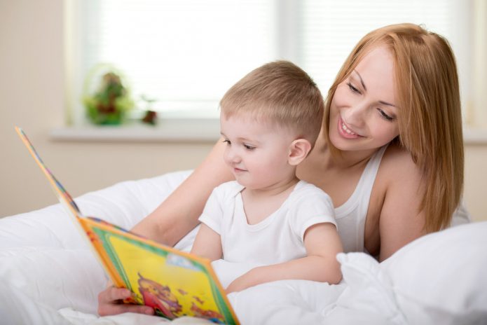 Мама с ребёнком читает книгу