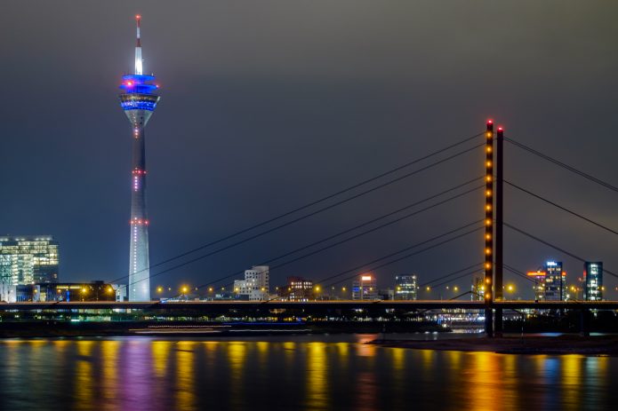 Рейнская башня-часы в темное время суток