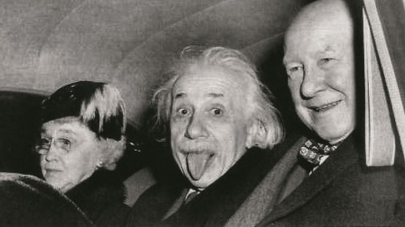 Почему Эйнштейн показывает язык, и кто был рядом в момент фотографии