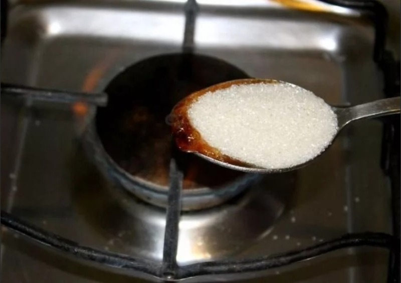 Как сделать сахар на сковороде. Карамель жженый сахар. Жженый сахар в ложке. Жженый сахар в ложке на газу. Жжёный сахар от кашля в ложке.